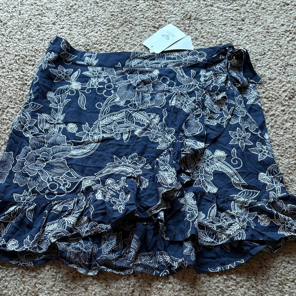 NWT Roxy Floral Navy and White wrap Skirt size S
